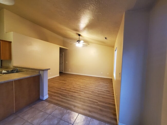 Building Photo - Northern View Subdivision Townhome