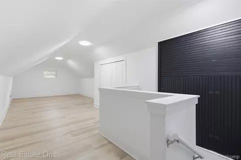 Building Photo - 17 N Midland Dr