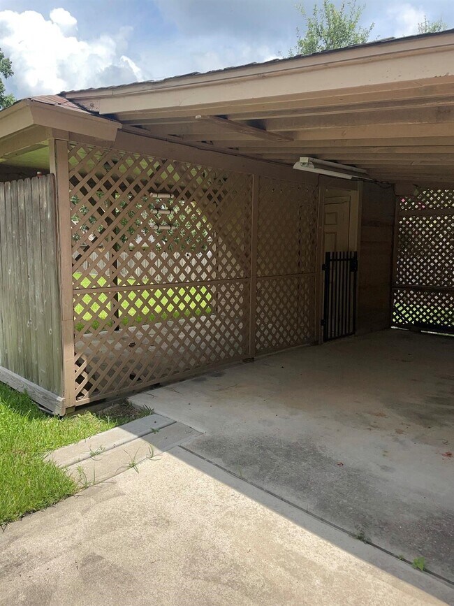 Building Photo - 9948 Twin Shores Dr