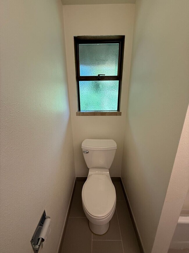 Building Photo - 3 Bed 2.5 Bath in the Heart of Bellevue