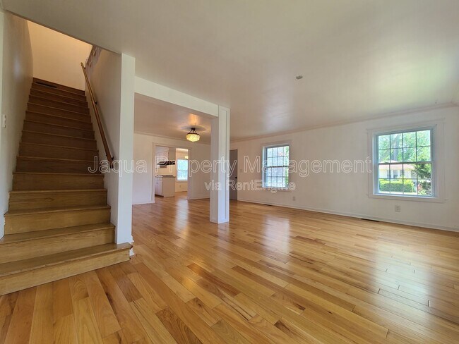 Building Photo - 547 Archer Ave