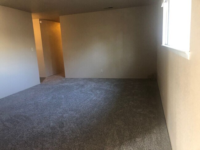 Building Photo - 3 Bed 2 Bath Presidential Home near Los Banos High School with HUGE Backyard!