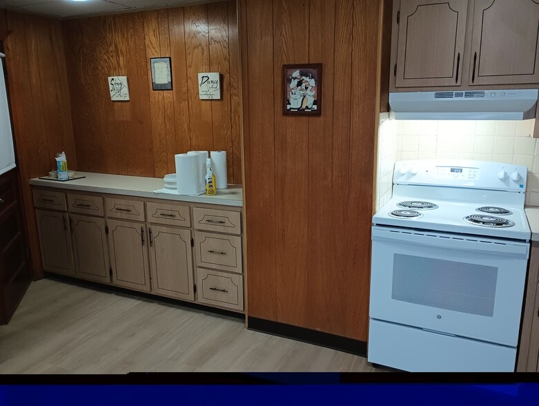 Kitchen - 139 Sigourney St