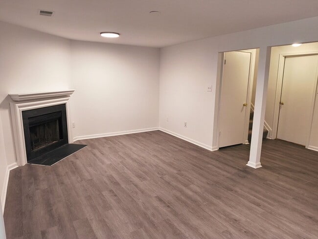 Building Photo - Spacious Alexandria Townhome in Convenient...