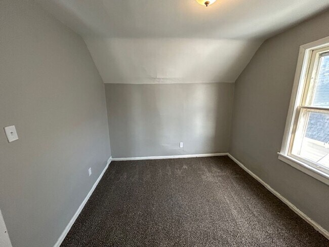 Building Photo - 3 Bed- 1 Bath Single Family Home