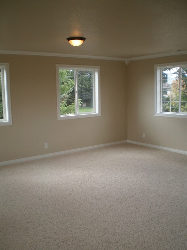 Building Photo - ~Elegant 3 bedroom with Bonus Family Room ...