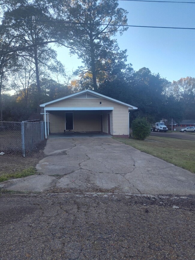 Building Photo - 665 Heather Ln