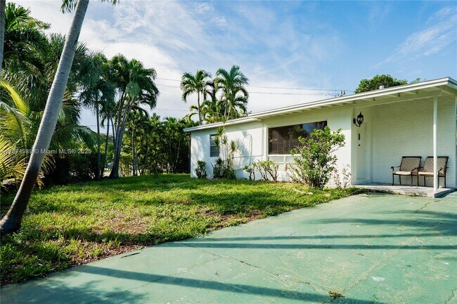 Building Photo - 1560 NE 42nd St