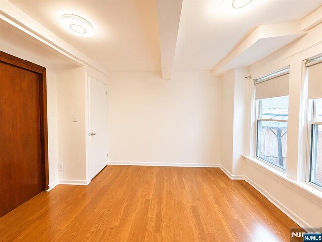 Building Photo - 544 Linden Ave