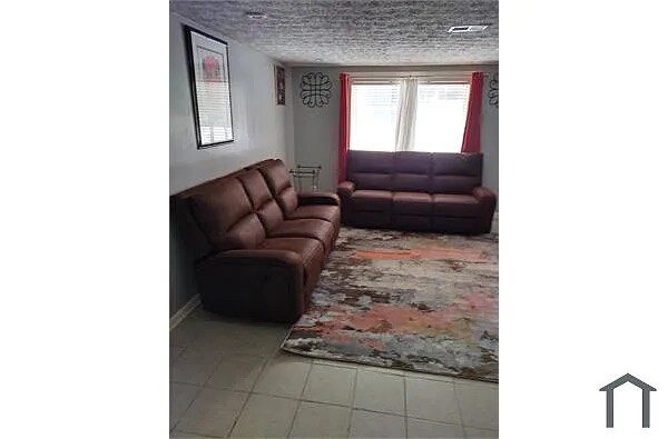 Building Photo - Room in House on White Oak Trail