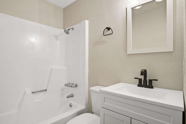 Building Photo - Updated 2 Bedroom Main Level Apartment