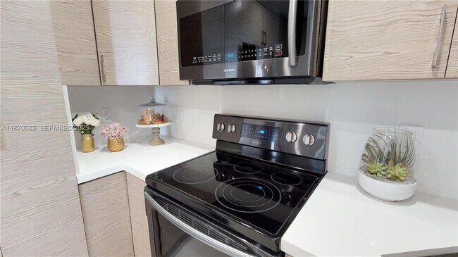 Building Photo - 5601 Collins Ave