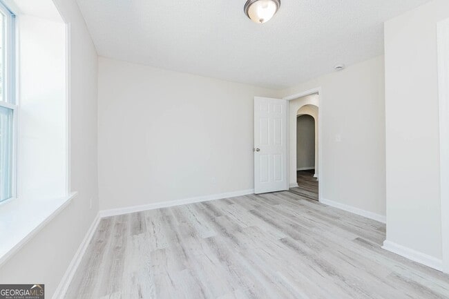 Building Photo - 3584 Log Cabin Dr