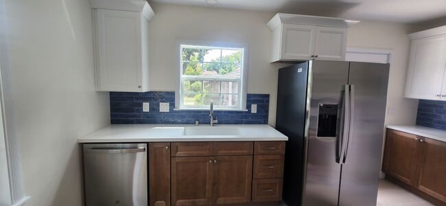 Building Photo - East Sac Charmer