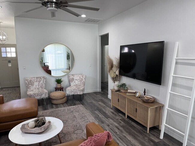 Building Photo - 2092 W Bella Ln