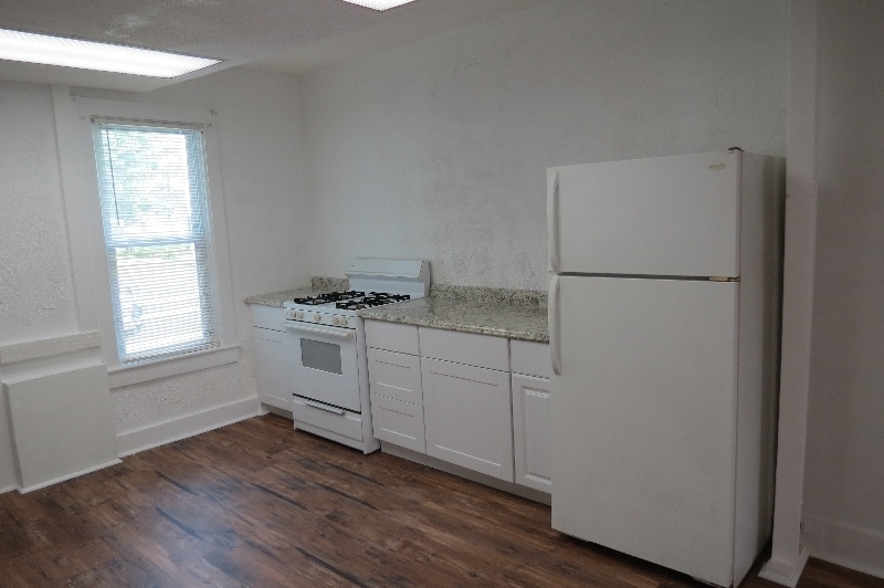 Building Photo - 203 S Maple St