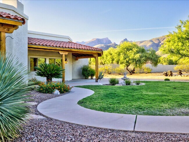 Building Photo - 4 Bedroom 4 Bathroom