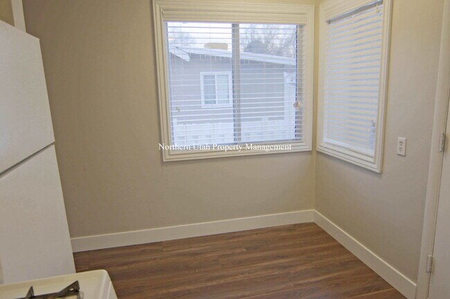 Building Photo - 2 Bed, 1 Bath Upper Unit