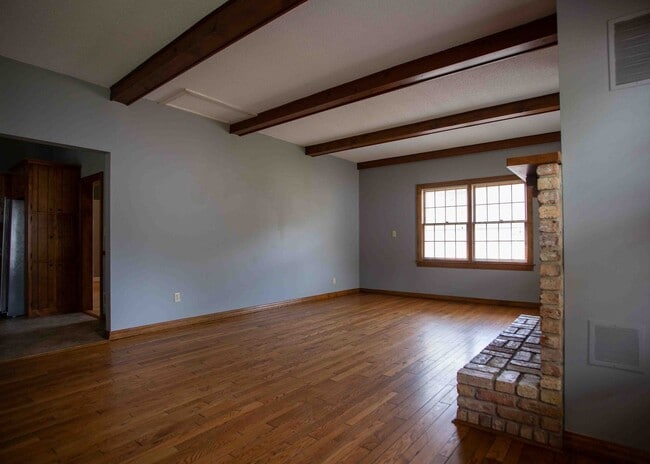 Building Photo - 3 bedroom 2.5 bathroom home with a fully fenced yard!