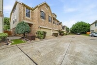 Building Photo - 2711 Wallingford Pnes
