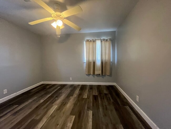 Building Photo - 3 Bed 1 Bath Home in Tehachapi CA Available!