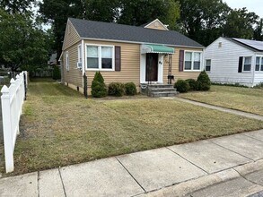 Building Photo - !! SPECIAL HALF OFF SECOND MONTH'S RENT!!! Charming 3BR 2BA Home w/ Updated Kitchen + Large Front...