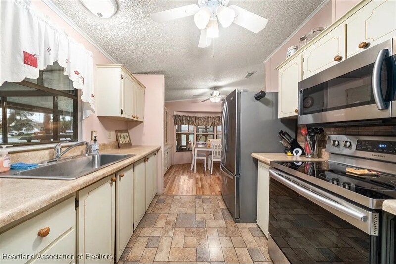 Building Photo - 32 Pinecrest St