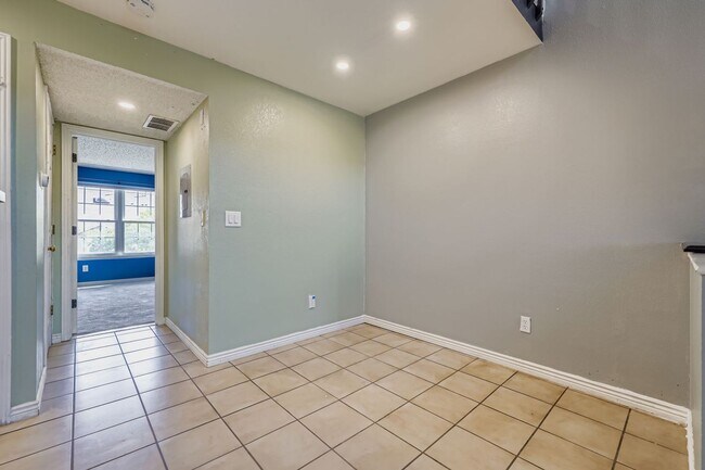 Building Photo - Move-In Ready: Serene Littleton Condo - Av...