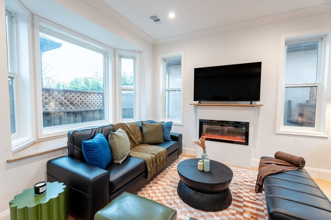 Building Photo - 661 Hampshire Ave