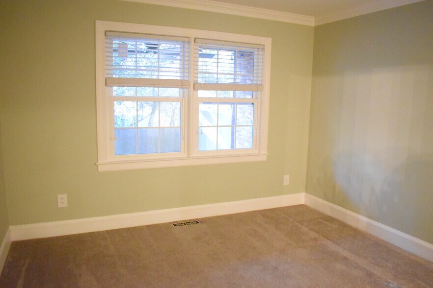 Building Photo - 2720 Oleander Dr