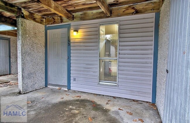 Building Photo - 910 Brett Dr