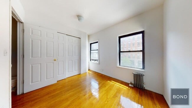 Building Photo - 139 E 12th St