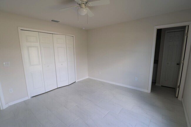 Building Photo - 3/2 Duplex newer waterfront