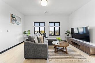 Building Photo - 600 Broadway-SI ID1240310P