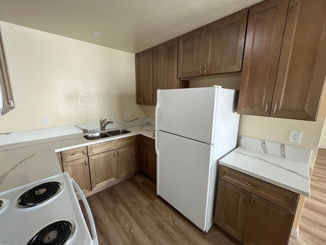 Building Photo - Upgraded, 2BD/2BA in Park Place: 1 Car Gar...