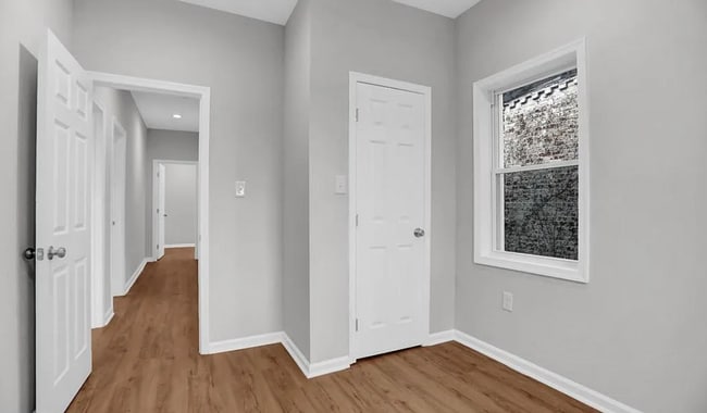 Building Photo - Beautifully Updated Townhome