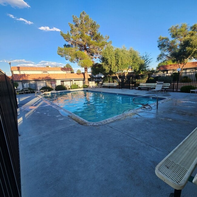 Building Photo - LOFT BEDROOM, 1.5 BATHS WITH ATTACHED 1 CA...
