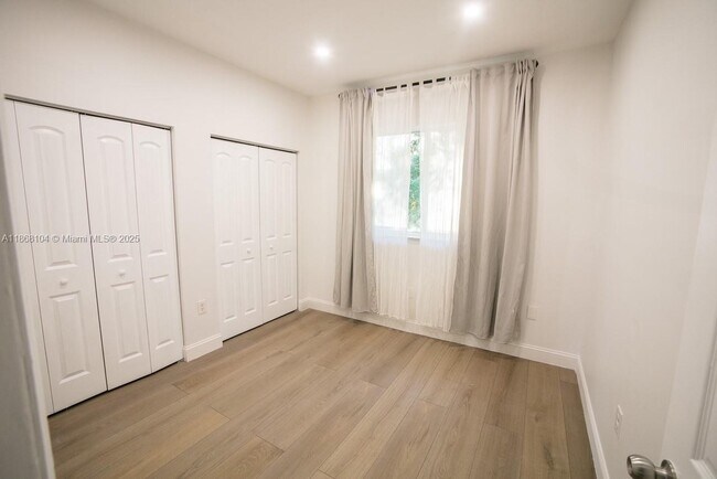 Building Photo - 1112 NE 41st Ave