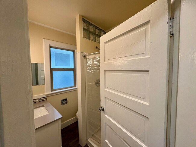 Building Photo - 556 Ward St