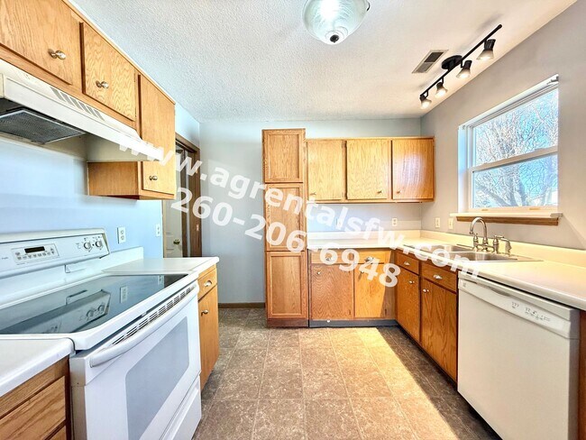 Building Photo - 3 Bedroom House