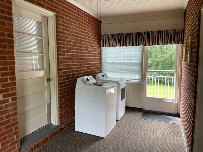 Building Photo - Beautiful 2 Bed, 1 Bath Brick Home in coun...
