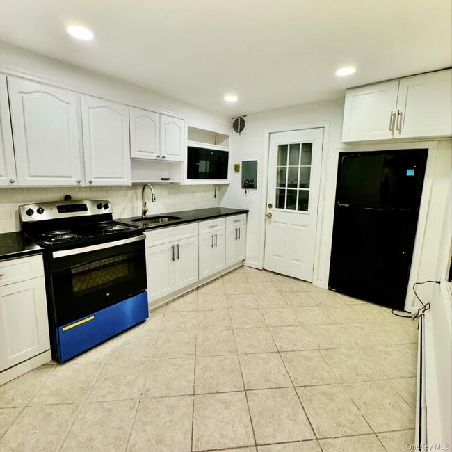 Building Photo - 11 Blue Spruce Rd