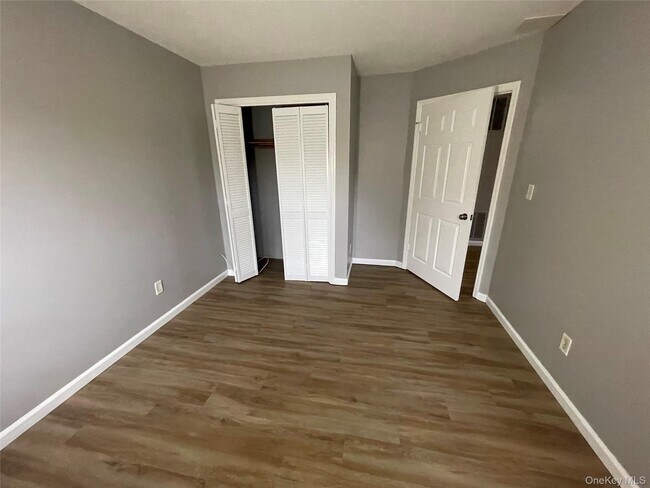 Building Photo - 1902 Rosewood Ct