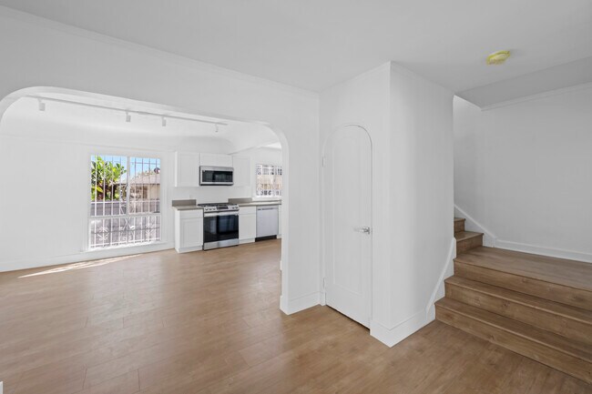 Building Photo - 1905 S Orange Dr