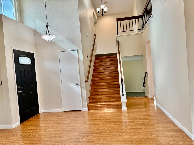 Foyer - 2847 Honeysuckle Cir