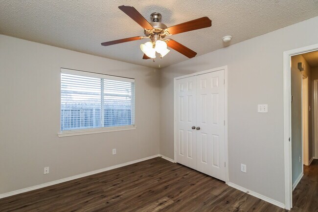 Building Photo - 2920 Oakshire St