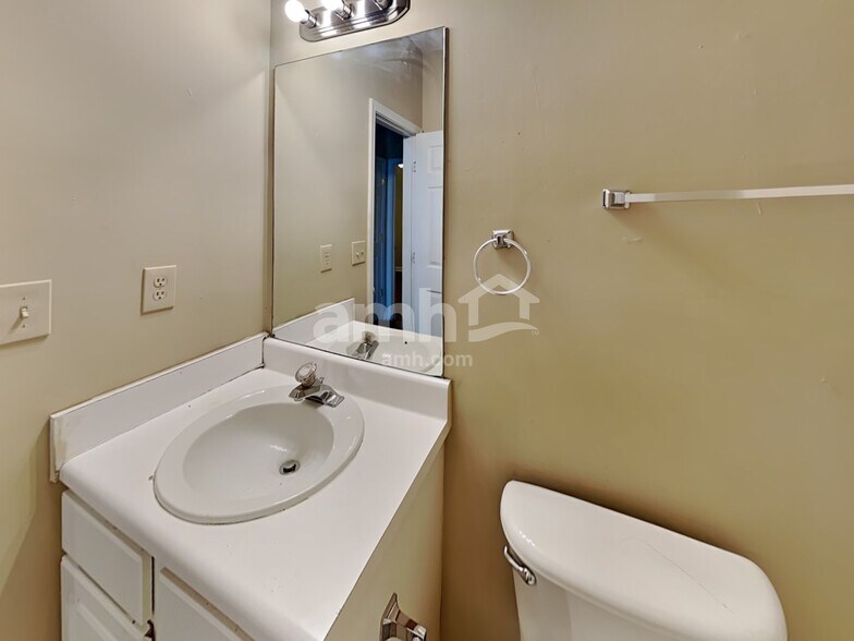 Building Photo - 2135 Beckenham Pl