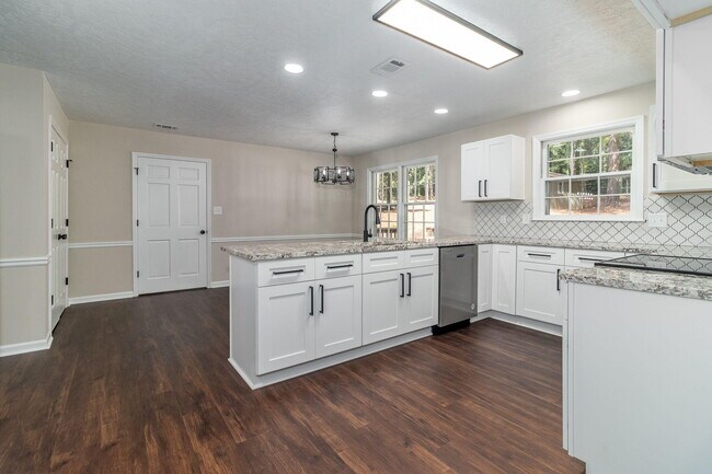 Building Photo - 4375 Lake Idylwilde Dr