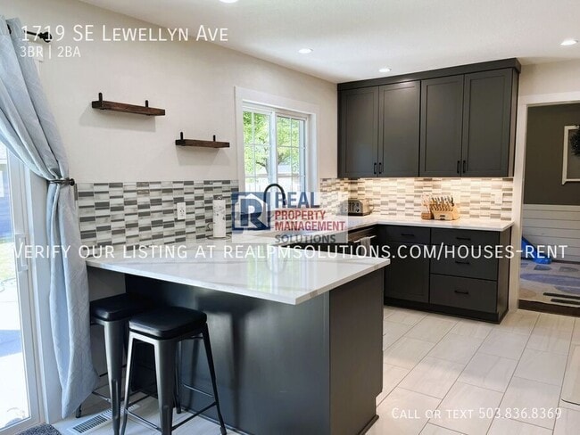 Building Photo - 1719 SE Lewellyn Ave
