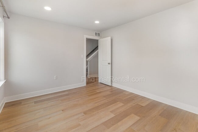 Building Photo - Newly Built Home w Large Island in Open Ki...